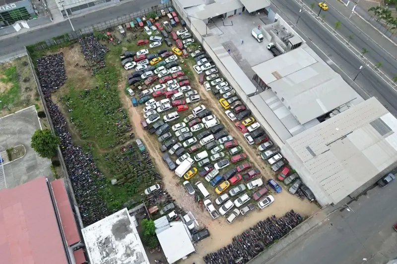 Vista cenital de un patio con cientos de vehículos estacionados