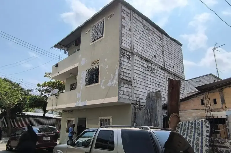 Edificio de tres plantas en zona urbana